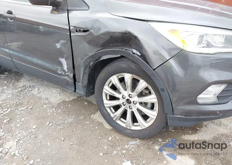 2017 Ford Escape Titanium z USA, uszkodzony, nr VIN 1FMCU0J93HUB62140